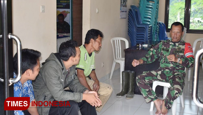 Kapten Inf Suharsana memberikan pengetahuan tentang TMMD kepada perangkat desa Pasegeran. (FOTO: AJP/TIMES Indonesia)