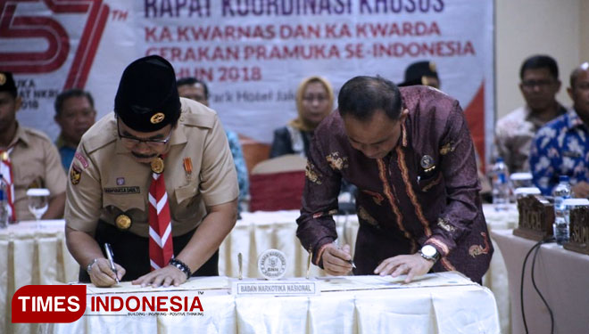 Penandatanganan Nota kesepahaman (MoU) oleh Ketua Kwarnas Adhyaksa Dault dan Kepala BNN Heru Winarko di Hotel Century Park, Jakarta, Jumat (20/7/2018). (FOTO: ajp.TIMES Indonesia)