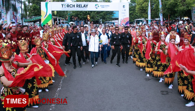 Warga Banyuwangi Antusias Sambut Kirab Obor Asian Games 2018