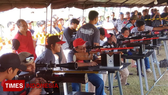 Bupati Blitar ikut serta unjuk kemampuan dalam lomba menembak ; Foto 2 Bupati Blitar dan Kapolres Bllitar membuka acara Lomba menembak dalam rangka HUT Bhayangkara ke 72. (FOTO: AJP TIMES Indonesia)