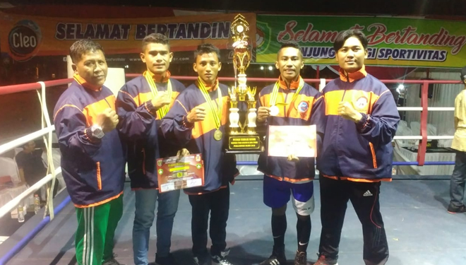 Para petinju Sasana Dirgantara Boxing Camp Lanud Abd Saleh Malang saat menerima penghargaan di Ngawi. (FOTO: Istimewa)