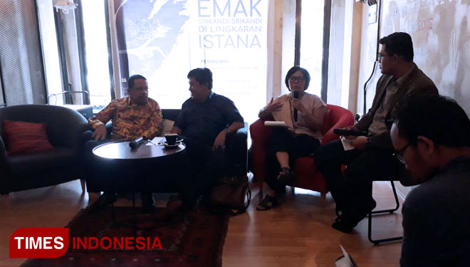 Direktur Indobarometer, M Qodari berbaju kuning saat berdiskusi dengan Tajuk 'The Power Of Emak-emak' (FOTO: Alfi Dimyati/TIMES Indonesia)