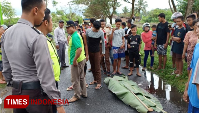 Zig Zag Hindari Jalan Berlubang Pemuda Di Banyuwangi