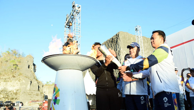 Ketua DPR RI Bambang Soesatyo saat menyulutkan api obor Asian Games 2018 ke cauldron yang berada di komplek taman budaya Garuda Wisnu Kencana (GWK), Bali, Selasa sore (24/07/18). (FOTO: Dok. Bambang Soesatyo)