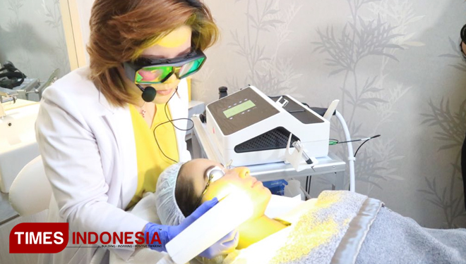 Dokter mengaplikasikan teknologi Miracle Yellow Laser pada pasien, sinar laser kuning tersebut memiliki panjang gelombang spesifik dan efektif mengatasi berbagai problem kulit. (FOTO: Lely Yuana/TIMES Indonesia)