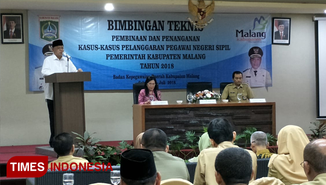 Bupati Malang, DR H Rendra Kresna saat membuka bimbingan dan penanganan kasus-kasus pelanggaran pegawai negeri sipil atau ASN. (FOTO: Widodo irianto/TIMES Indonesia)