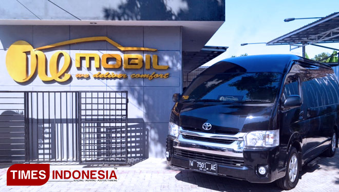Manajer Marketing One Mobil, Dimas Agil Pribadi saat memamerkan mobil yang akan disewakan (FOTO: Akmal/TIMES Indonesia)