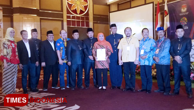 Khofifah besrta partai pengusung saat menerima berkas penetapan calon terpilih oleh KPU Jatim, Selasa24/7/2018(FOTO: Nasrullah/TIMES Indonesia)