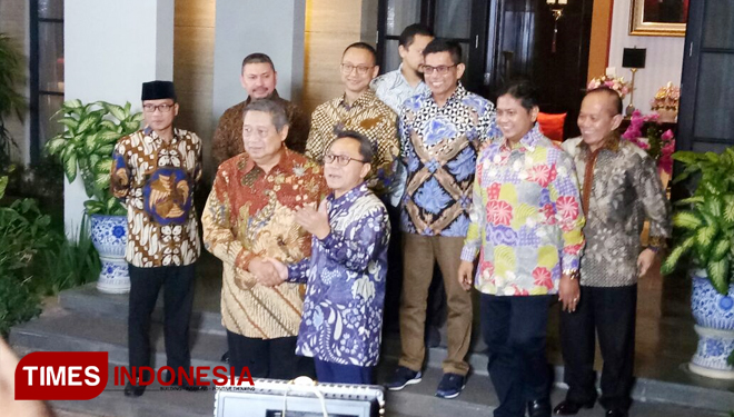 Ketum Partai Demokrat SBY saat menyambut kedatangan Ketua Umum PAN Zulkifli Hasan di Kediamannya, Jl. Mega Kuningan Timur VII, Jakarta Selatan. (FOTO: Hasbullah/TIMES Indonesia)