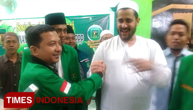 Ketua DPC PPP Kota Probolinggo, David Rosidy (kiri) bersalaman dengan Habib Hadi Zainal Abidin (FOTO: Dok TIMES Indonesia)