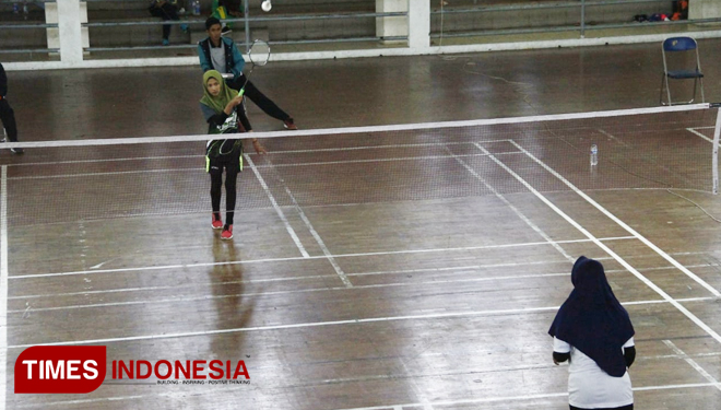 Pertandingan bulutangkis tunggal putra Porsemanas I di gedung SC UIN Maliki Malang. Rabu, 25/7/2018. (FOTO: Tria Adha/TIMES Indonesia)