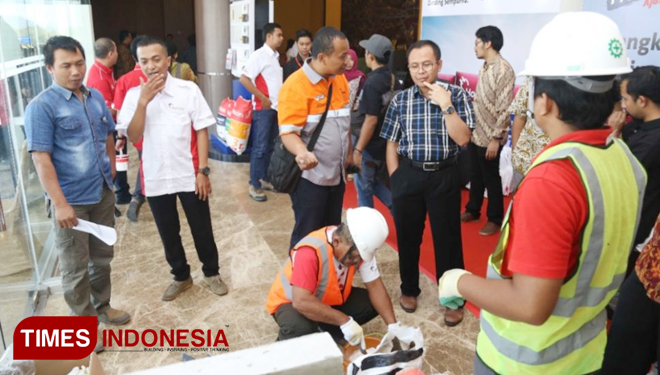 Demo produk Mortar Holcim dalam acara Launching Mortar. (FOTO: Pamula/TIMES Indonesia)