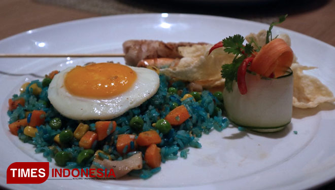 Nasi biru, menu unik yang disajikan Restoran Kemangi Hotel Santika Pandegiling Surabaya, Rabu (25/7/2018).(FOTO: Lely Yuana/TIMES Indonesia)