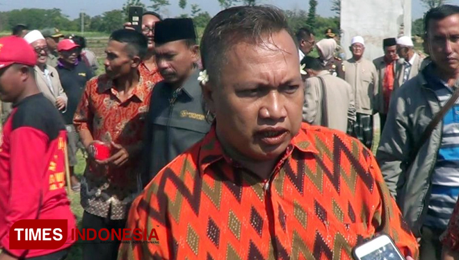 Nur Slamet (Bintaos) saat diwawancarai wartawan di lokasi pembongkaran batu nisan raksasa miliknya.(FOTO: Dicko W/TIMES Indonesia)