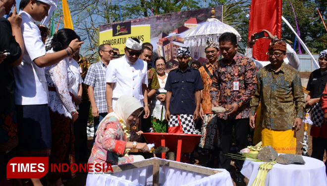 Wali Kota Batu Dewanti Rumpoko, saat melakukan peletakan batu pertama dalam rangka Groundbreaking Ubud Hotel Batu. (FOTO: Adhitya Hendra/TIMES Indonesia)