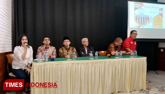Harjono saat berdiskusi dengan tajuk 'MK dan amanah Konstitusi : Judicial Review masa Jabatan Cawapres' (FOTO: Alfi Dimyati/TIMES Indonesia)