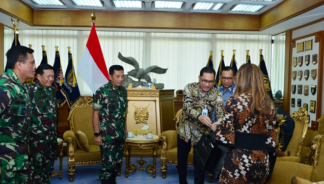 KSAU Marsekal TNI Yuyu Sutisna saat menerima Dirut GMF, Iwan Joeniarto di ruang kerjanya di Mabes TNI AU Cilangkap. (FOTO: Istimewa)