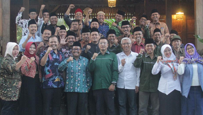 Prof Mas’ud bersama PC-PC se Karesidenan Kediri. (FOTO: Istimewa)