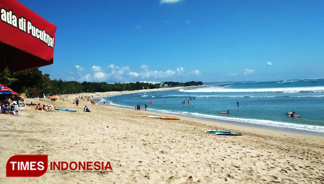 Ombak Kembali Normal Wisatawan Bisa Surfing Di Pantai Kuta