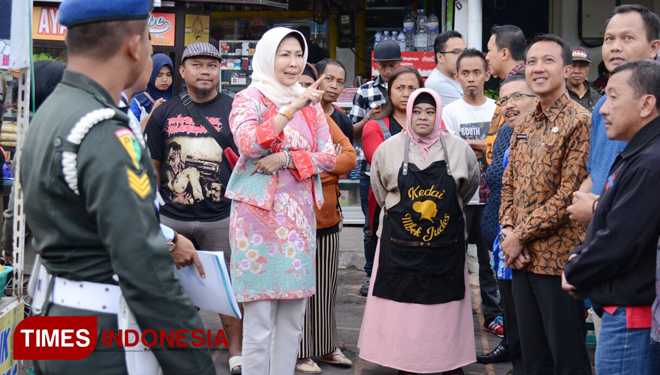 Walikota Batu Dewanti Rumpoko saat menemui pedagang sekitar alun-alun Kota Batu. (FOTO: Adhitya Hendra/TIMES Indonesia)