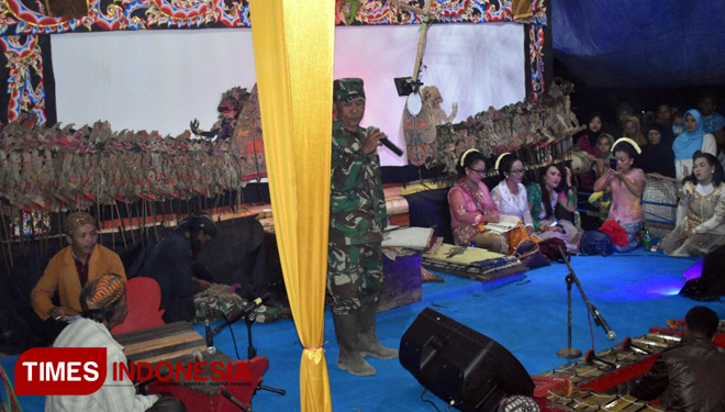 Peltu Pojos memberikan sambutan di acara Ruwatan Sedekah Bumi. (FOTO: AJP TIMES Indonesia)