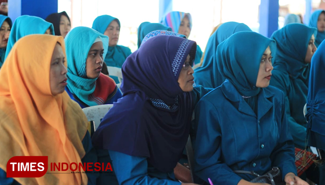 Para peserta workshop pembuatan yogurt tampak serius mencermati paparan narasumber. (FOTO: AJP/TIMES Indonesia)
