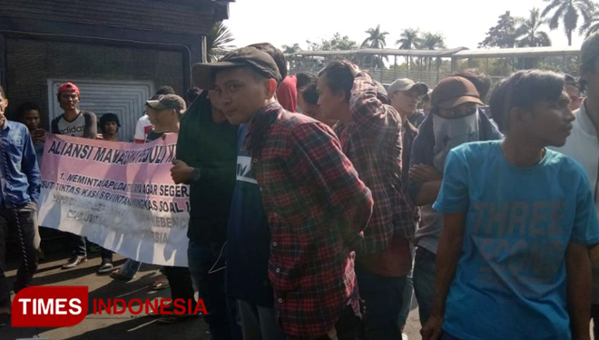 Aliansi Mahasiswa Peduli Keadilan mrnggelar akasi demonstrasi di depan pintu masuk Polda Metro Jaya, Jakarta terkait kasus Sri Bintang Pamungkas. (FOTO: Hasbullah/TIMES Indonesia)