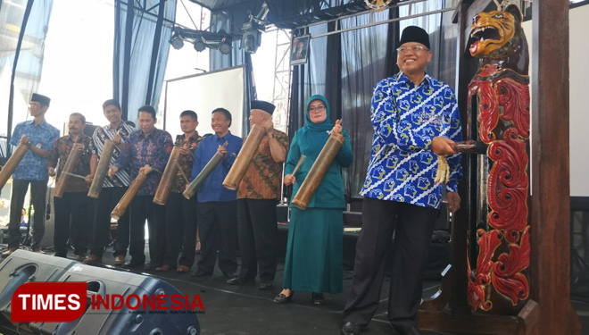 Bupati Malang bersama Ketua Tim Penggerak PKK Kabupaten Malang Jajuk Rendra Kresna mengetok kentongan dan melepas balon menandai launxhing desa Waturejo sebagai Desa Wisata Berbasis PKK. (FOTO: Widodo irianto/TIMES Indonesia)