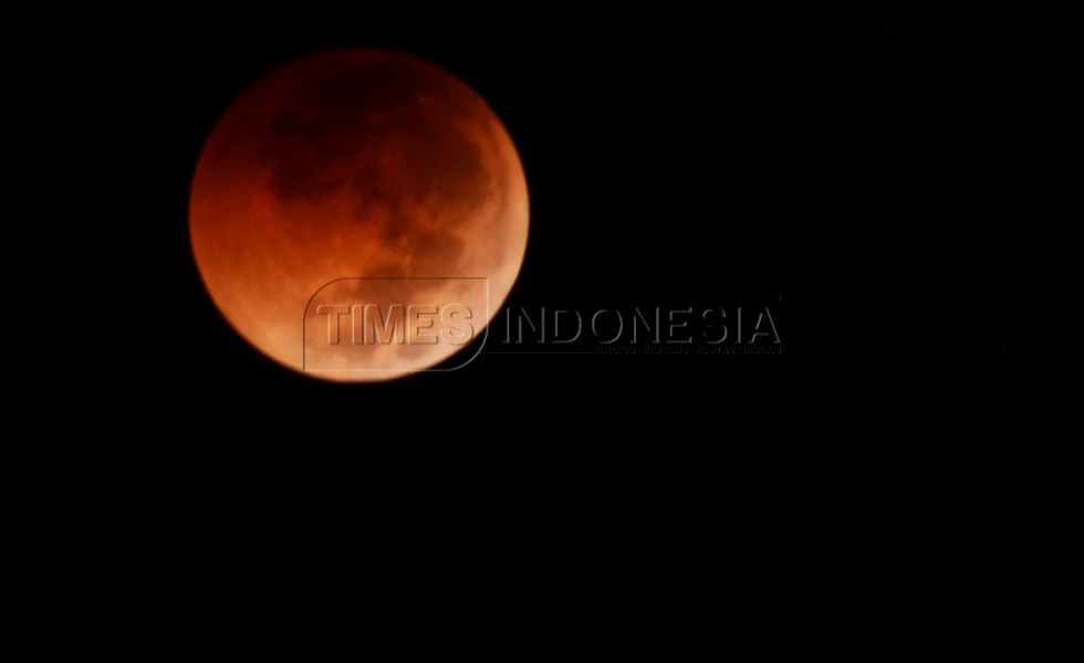 Saat Bulan Berwarna Merah Darah