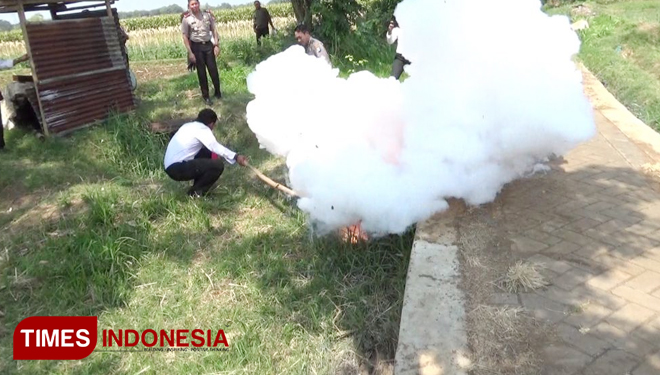 Pemusnahan sisa bubuk mesiu, di sekitar lokasi kejadian. (FOTO: Happy L./ TIMES Indonesia)