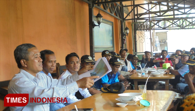 Perwakilan Saka Indonesia Pangkah Limited, Subali saat memaparkan proyek ke depan dengan warga Desa Pangkahkulon di RM Laka Kull, Senin (30/7/2018) siang. (FOTO: Akmal/TIMES Indonesia)
