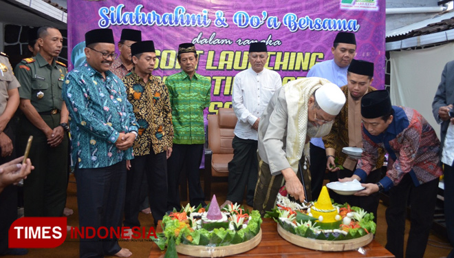 Pembina Yayasan Prof Dr KH M Tholchah Hasan memotong tumpeng menandaisoft launching Rumah Yatim Produktif Las Sabilillah, Sabtu (28,07/2018). (FOTO: Istimewa)