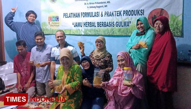 PKM UWG Malang Tingkatkan Usaha Mikro Jamu Herbal