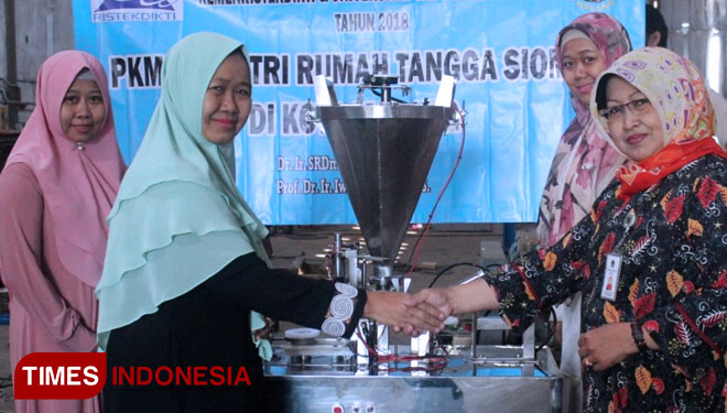 Suasana serah terima mesin pencetak Siomay Semi Otomatis melalui Program Kemitraan Masyarakat (PKM) UWG Malang (FOTO: ajp.TIMES Indonesia)