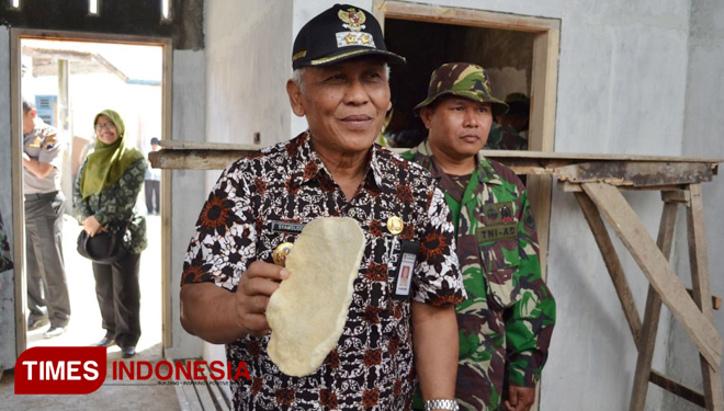 Wakil Bupati Banjarnegara menjelaskan tentang opak. (FOTO: AJP/TIMES Indonesia)