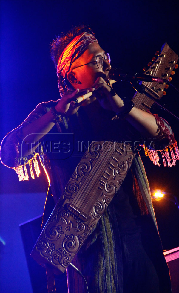 Argo musisi dari Jogjakarta lihai memainkan sape', alat musik menyerupai gitar yang berasal dari Kalimantan dalam Festival Dawai Nusantara. ( Foto : Tria Adha/ TIMES Indonesia).