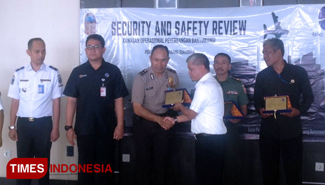 General Manager Airnav Indonesia Cabang Surabaya, Mokhammad Khatim, saat menyerahkan cinderamata pada peserta Security and Safety di aula sekolah pilot BP3 Banyuwangi. (FOTO: Syamsul Arifin/TIMES Indonesia)