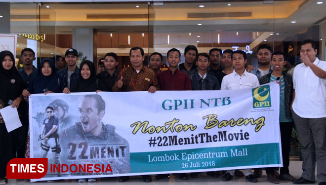 Sejumlah pemuda NTB yang ikut nonton bareng film 22 Menit, di studio XXI Epicentrum Mall, Kota Matatam, Senin (30/7/2018) malam. (FOTO: Anugrah Dany/TIMES Indonesia)