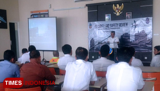 General Manager Airnav Indonesia Cabang Surabaya, Mokhammad Khatim, saat sambutan pembuka acara Security and Safety di aula sekolah pilot BP3 Banyuwangi. (FOTO: Syamsul Arifin/ TIMES Indonesia)