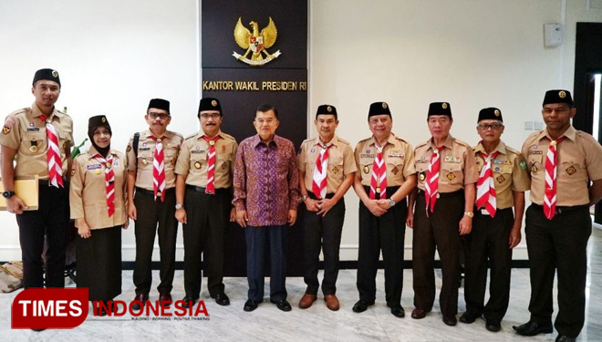 Ketua Kwartir Nasional (Kwarnas) Gerakan Pramuka Adhyaksa Dault saat bertemu Kak Jusuf Kalla (JK) di Istana Wakil Presiden (Wapres). (FOTO: AJP TIMES Indonesia)