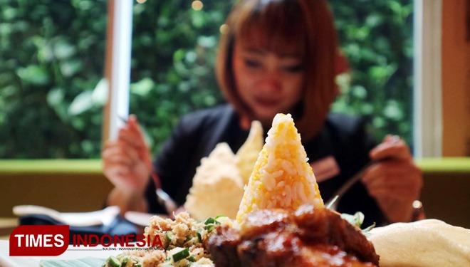 Tumpeng mini nusantara kreasi Chef Tatang dari Hotel Mercure Surabaya, Selasa (31/7/2018). (FOTO: Lely Yuana/TIMES Indonesia)