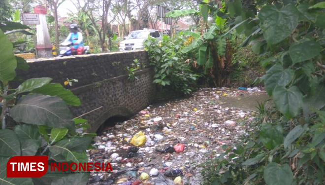 The rubbish heaps in the river (PHOTO: Rizki Alfian/TIMES Indonesia)