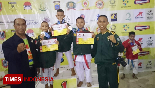 Tim Karate Cilik Bondowoso saat menerima penghargaan pada kejuaraan INKAI (Institut Karate-Do Indonesia) 2018. (FOTO: Nina for TIMES Indonesia)