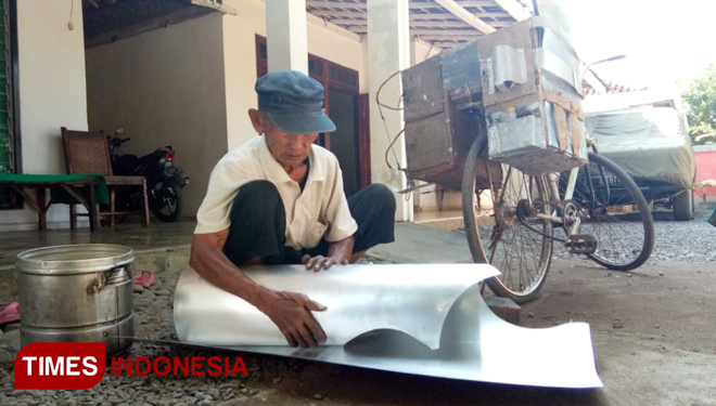 Ahmad, kakek 80 tahun warga Kraksaan, Kabupaten Probolinggo, Jawa Timur, saat mereparasi peralatan dapur milik pelanggannya.(FOTO: Dicko W/TIMES Indonesia)