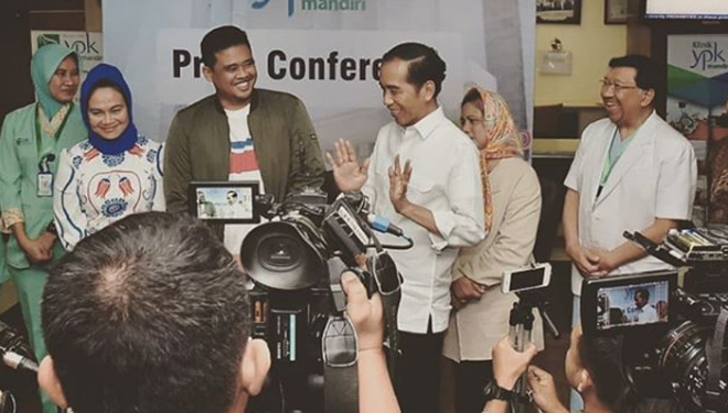 Presiden Joko Widodo saat menemui awak media usai kelahiran cucu kedua. (FOTO: Screenshot Instagram @Jokowi)