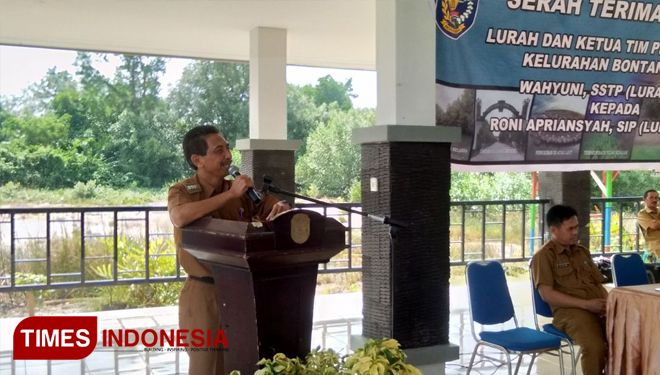 Camat Bontang Utara, Zemmy Hasz, saat memberikan sambutan dalam acara sertijab Lurah di Aula Kelurahan Bontang Kuala, Kalimantan Timur, Senin (30/7/2018) siang. (FOTO: Andry Subandono/TIMES Indonesia)