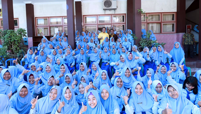 Ketua DPR RI Bambang Soesatyo saat mengunjungi Sekolah Menengah Kejuruan Yayasan Pendidikan Ekonomi (SMK YAPEK), di Kebumen, dalam rangkaian agenda Reses DPR di Daerah Pemilihan Jawa Tengah VII yang meliputi kabupaten Purbalingga (FOTO: Istimewa)