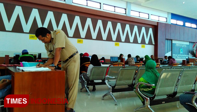Suasana ruang tunggu di Dispenduk capil Magetan. (FOTO: MK Adinugroho S/TIMES Indonesia)