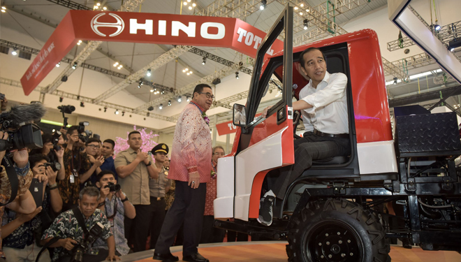 Presiden saat mencoba mobil dalam acara Presiden Gaikindo Indonesia Internasional Auto Show (GIIAS) ke-26 di ICE BSD, Tangerang, Banten, Kamis (2/8). (FOTO: Setkab)