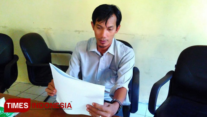 Anggota KPU Magetan Nursalam sedang memeriksa berkas bacaleg DPRD Magetan. (FOTO: Adinugroho/TIMES Indonesia)